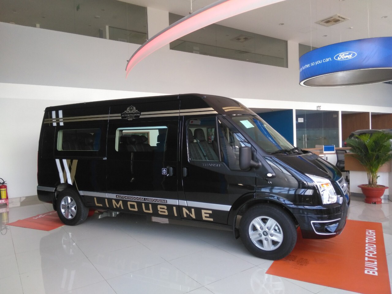 Gi&aacute; xe Ford Transit 2019